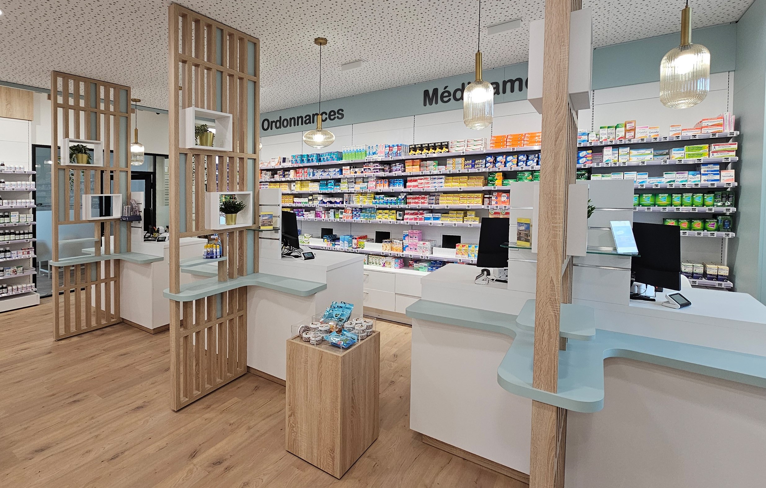 Agencement d'une pharmacie à Saint-Méen-le-Grand, Ille-et-Vilaine